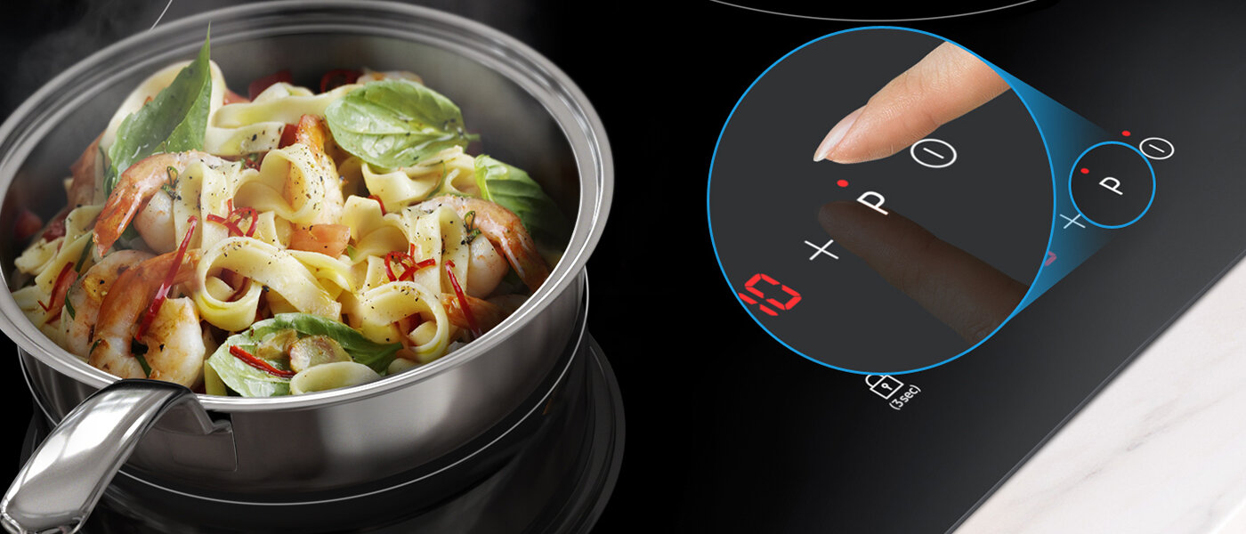 Na obrazie widoczna jest płyta indukcyjna z garnkiem pełnym makaronu i krewetek, a obok znajduje się zbliżenie na panel dotykowy z przyciskiem \'+ P\'.
