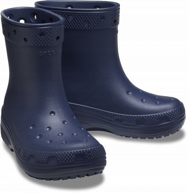 Na obrazie widoczne są dziecięce kalosze w kolorze granatowym z perforacjami na górnej części. Na cholewce znajduje się napis \'crocs\'.