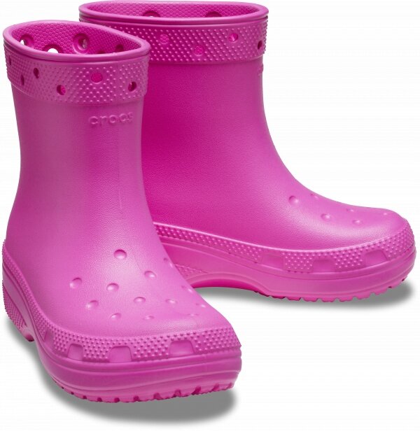 Różowe dziecięce kalosze z perforacjami na górnej części i logo \'crocs\' wytłoczonym na boku. Podeszwa jest gruba z wyraźnym bieżnikiem.