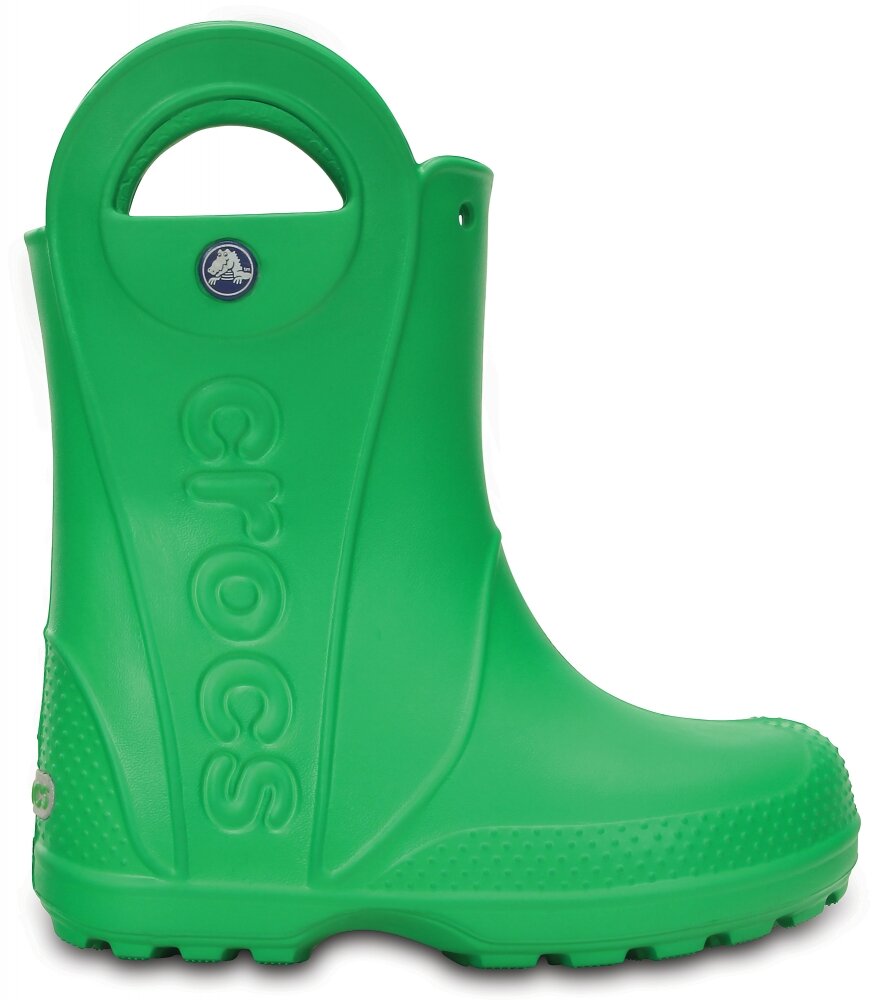 Zielony dziecięcy kalosz z uchwytem na górze i napisem \'crocs\' wytłoczonym na boku. Na górze widoczne jest okrągłe logo z białym krokodylem na niebieskim tle.