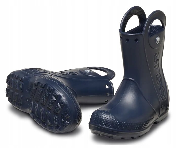Na obrazie widoczne są dziecięce kalosze w kolorze granatowym z uchwytami na górze. Na boku jednego z butów znajduje się napis \'crocs\'.