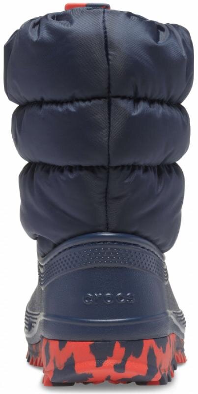 Zdjęcie przedstawia tył dziecięcego buta zimowego w kolorze granatowym z czerwono-czarną podeszwą. Na pięcie widoczny jest napis \'crocs\'.
