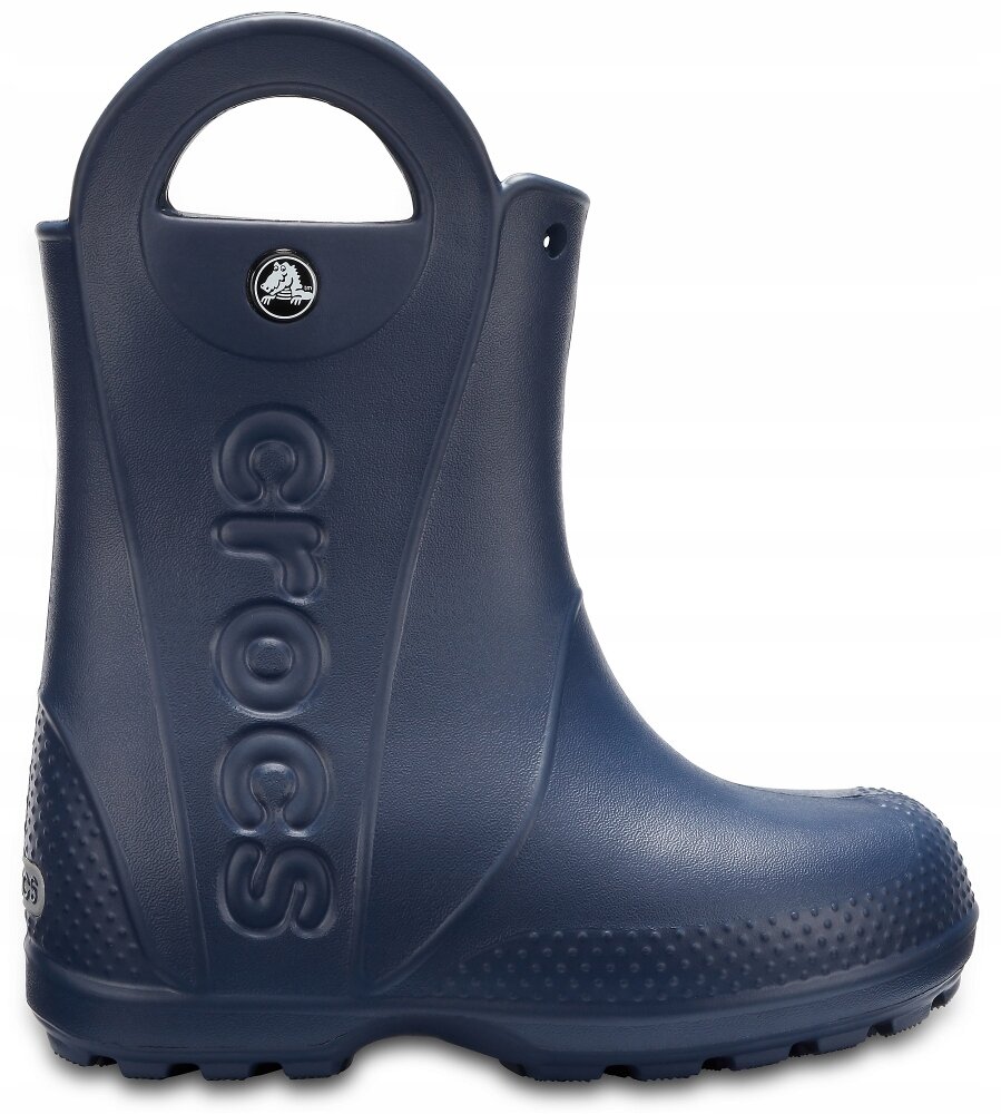 Na obrazie widoczne są dziecięce kalosze w kolorze granatowym z dużym uchwytem na górze. Na boku buta znajduje się napis \'crocs\'.