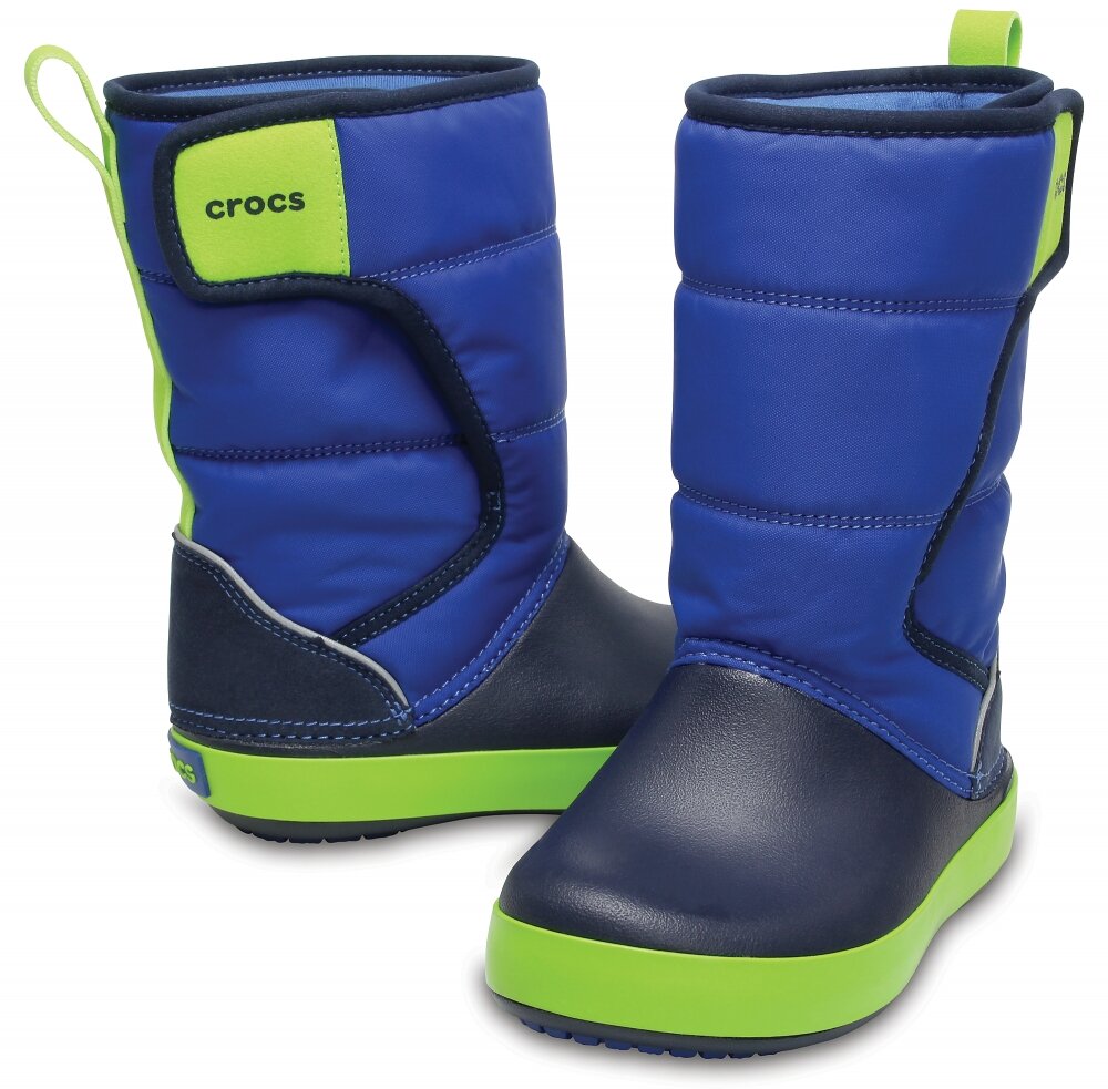Na obrazie widoczne są dziecięce śniegowce w kolorze niebieskim z zielonymi akcentami i logo \'crocs\'. Buty mają ocieplenie i solidną podeszwę, co sugeruje ich przeznaczenie na zimowe warunki.