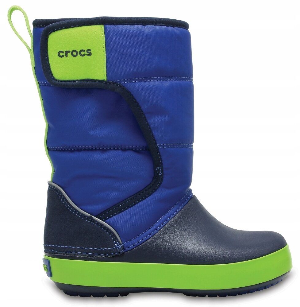 Zdjęcie przedstawia dziecięcy śniegowiec w kolorze niebieskim z zielonymi akcentami. Na górnej części buta widnieje napis \'crocs\'.