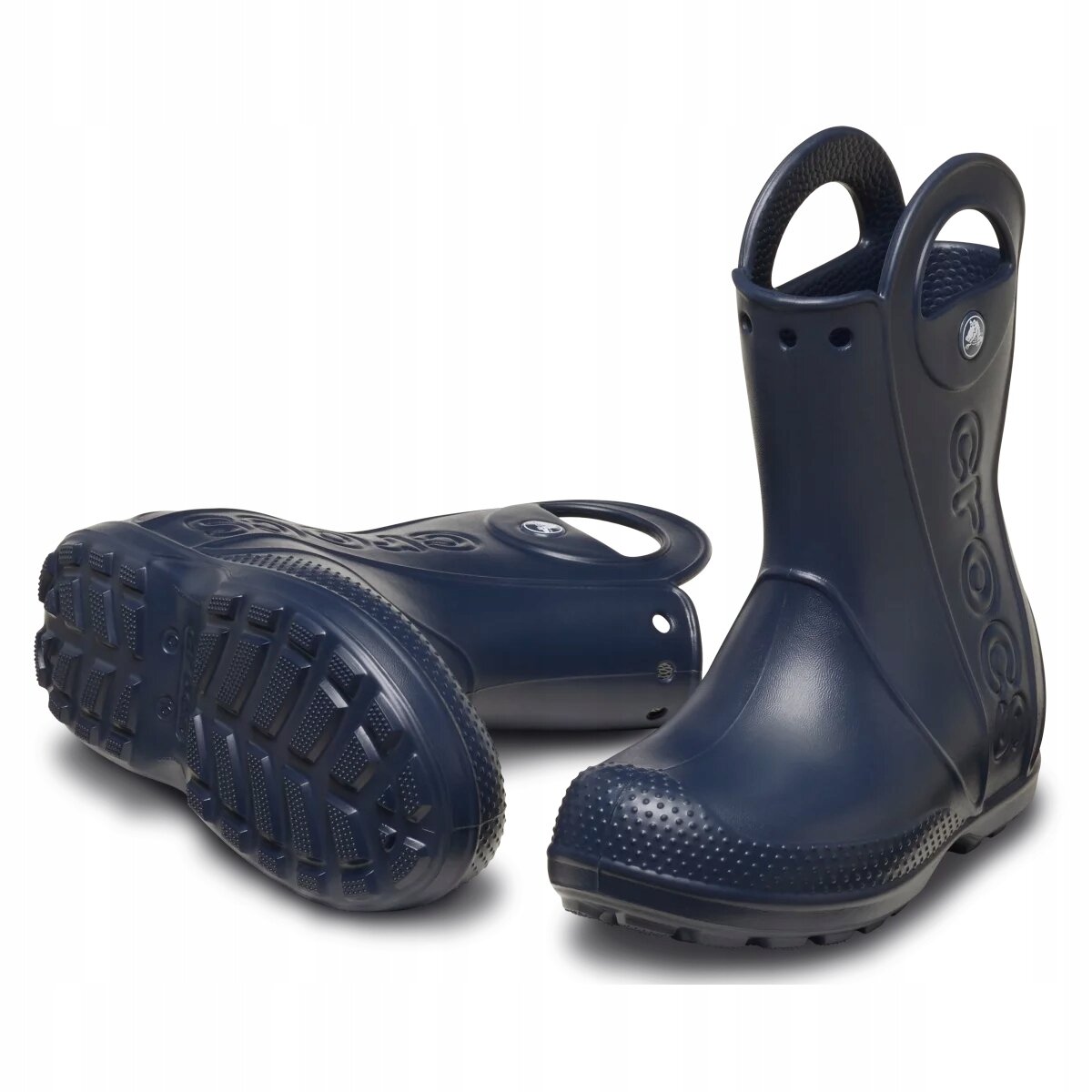 Na obrazie widoczne są dziecięce kalosze w kolorze granatowym z uchwytami na górze. Na boku jednego z butów znajduje się napis \'crocs\'.