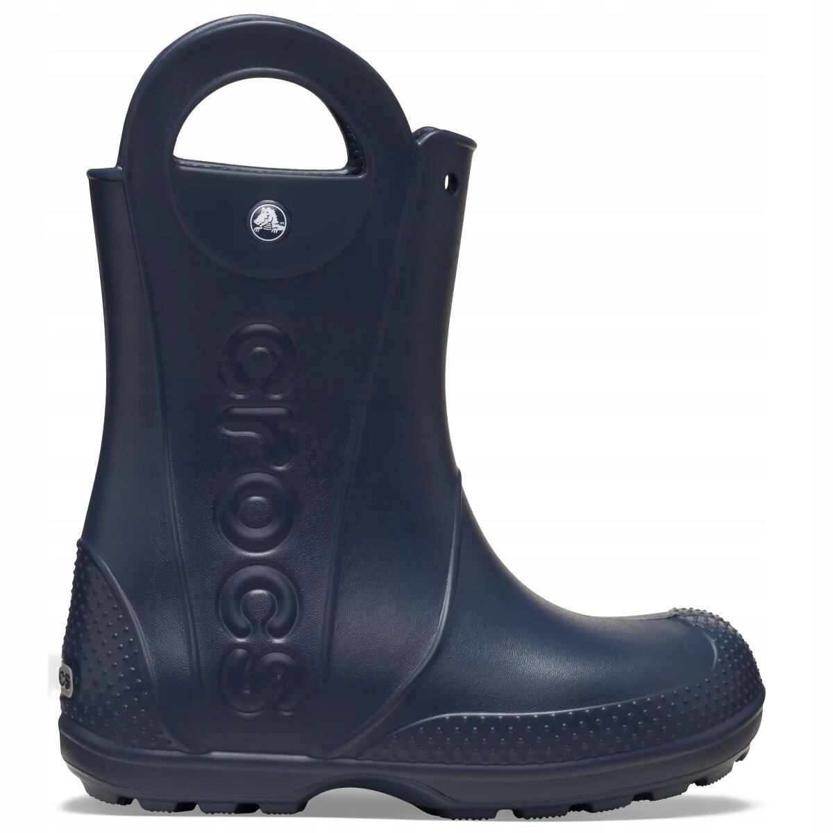 Na zdjęciu widoczne są dziecięce kalosze w kolorze granatowym z uchwytem na górze. Na boku buta znajduje się napis \'crocs\' oraz małe logo producenta.