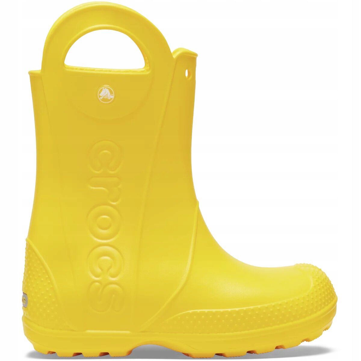Żółty dziecięcy kalosz z uchwytem na górze i napisem \'crocs\' wytłoczonym na boku. Na górze widoczne jest okrągłe logo producenta.
