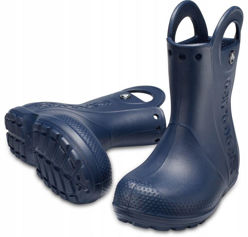 Na obrazie widoczne są dziecięce kalosze w kolorze granatowym z wyraźnym logo \'Crocs\' na boku. Kalosze mają uchwyty ułatwiające zakładanie oraz teksturowaną podeszwę.