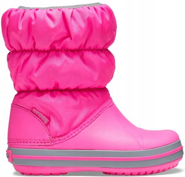 Różowe dziecięce ocieplane buty zimowe z wysoką cholewką i szarym paskiem na podeszwie. Na boku widoczne jest logo \'crocs\'.