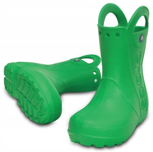 Zielone dziecięce kalosze z wyraźnym logo \'crocs\' na boku. Kalosze mają uchwyty ułatwiające zakładanie i solidną podeszwę z wyraźnym bieżnikiem.