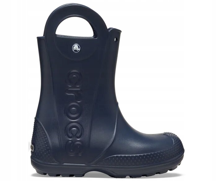 Czarne dziecięce kalosze z uchwytem na górze i napisem \'crocs\' wytłoczonym na boku. Na górze widoczne jest okrągłe logo producenta.