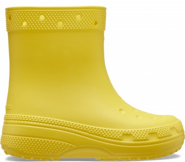Żółty dziecięcy kalosz z perforowanym wzorem na górnej krawędzi i logo \'Crocs\' na boku. Podeszwa jest gruba i teksturowana.