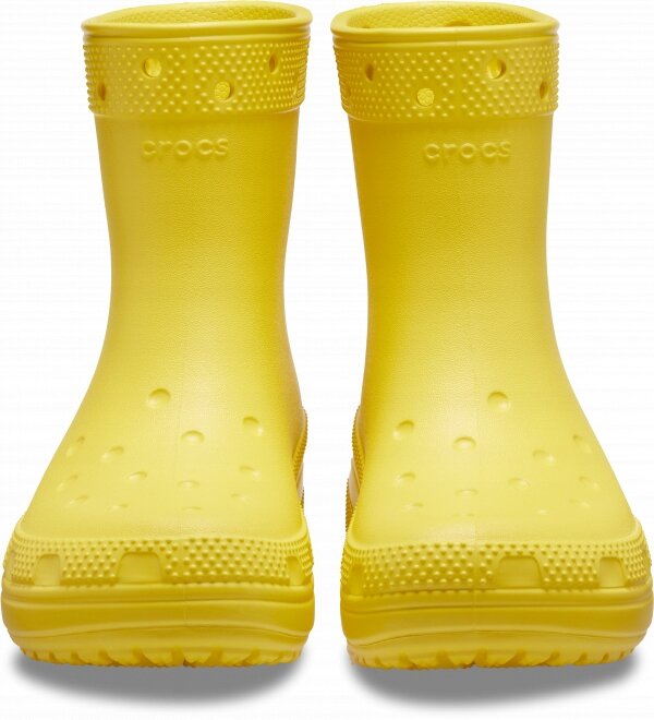 Żółte dziecięce kalosze z widocznym logo \'crocs\' na górnej części. Buty mają perforowaną powierzchnię i teksturowaną podeszwę.