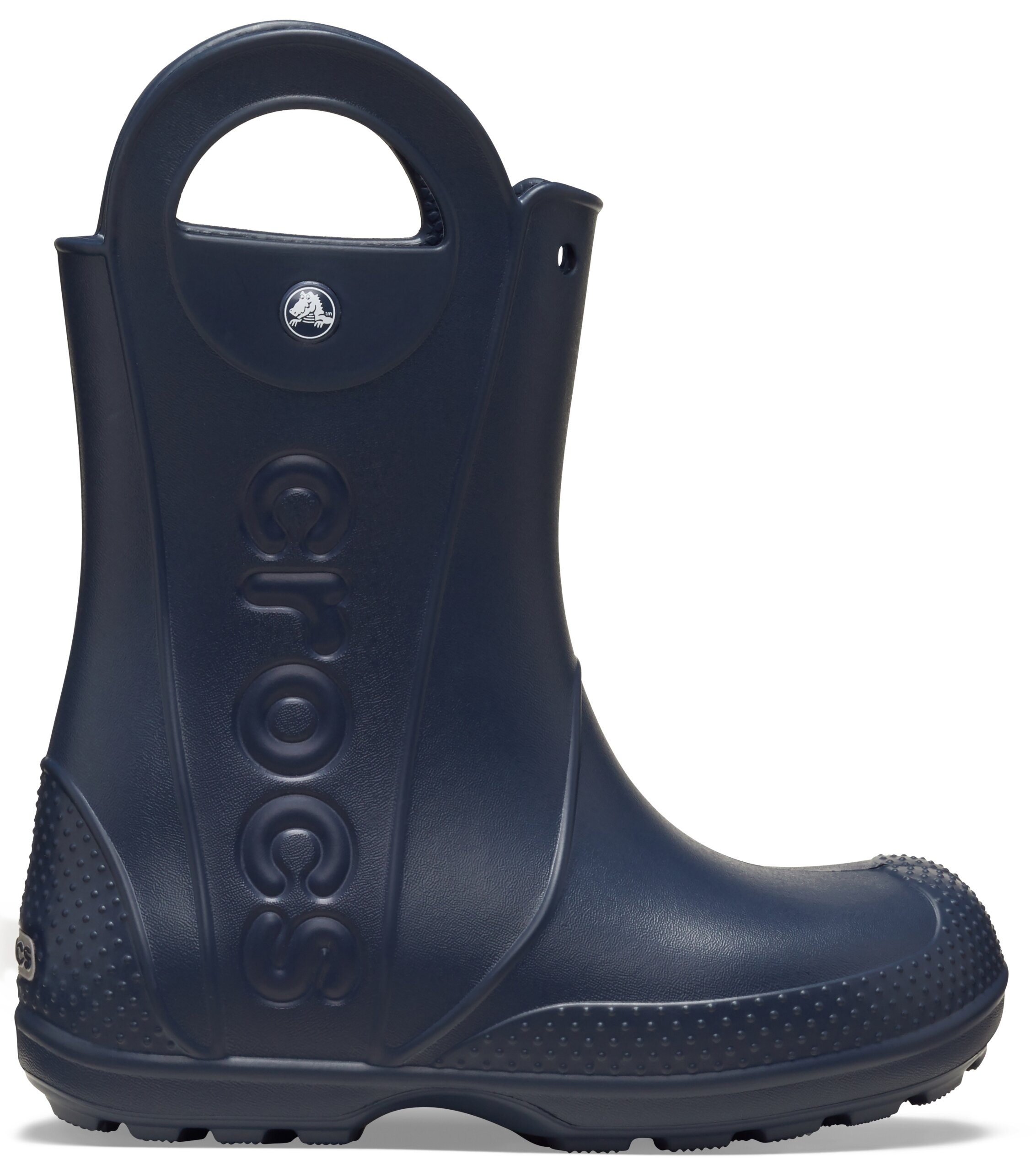 Na zdjęciu widoczne są dziecięce kalosze w kolorze granatowym z uchwytem na górze. Na boku buta znajduje się napis \'crocs\'.