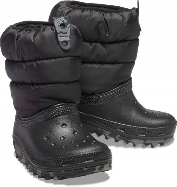 Czarne dziecięce ocieplane buty zimowe z grubą, pikowaną cholewką i solidną podeszwą z bieżnikiem. Na cholewce widoczne jest logo \'crocs\'.