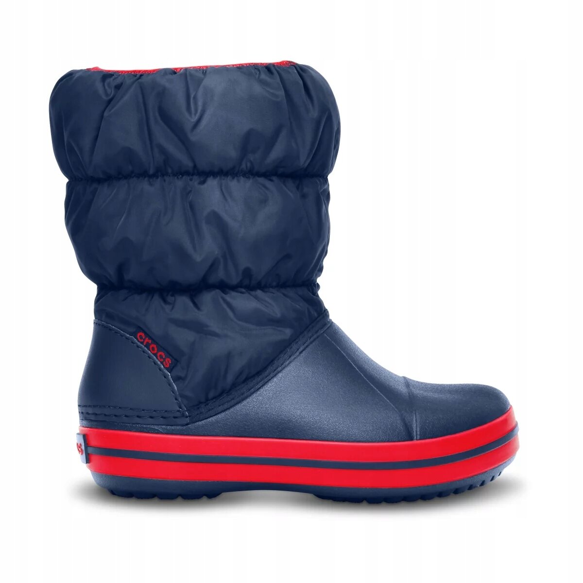 Na zdjęciu widoczne są dziecięce buty zimowe w kolorze granatowym z czerwonymi akcentami. Na boku buta znajduje się napis \'crocs\'.