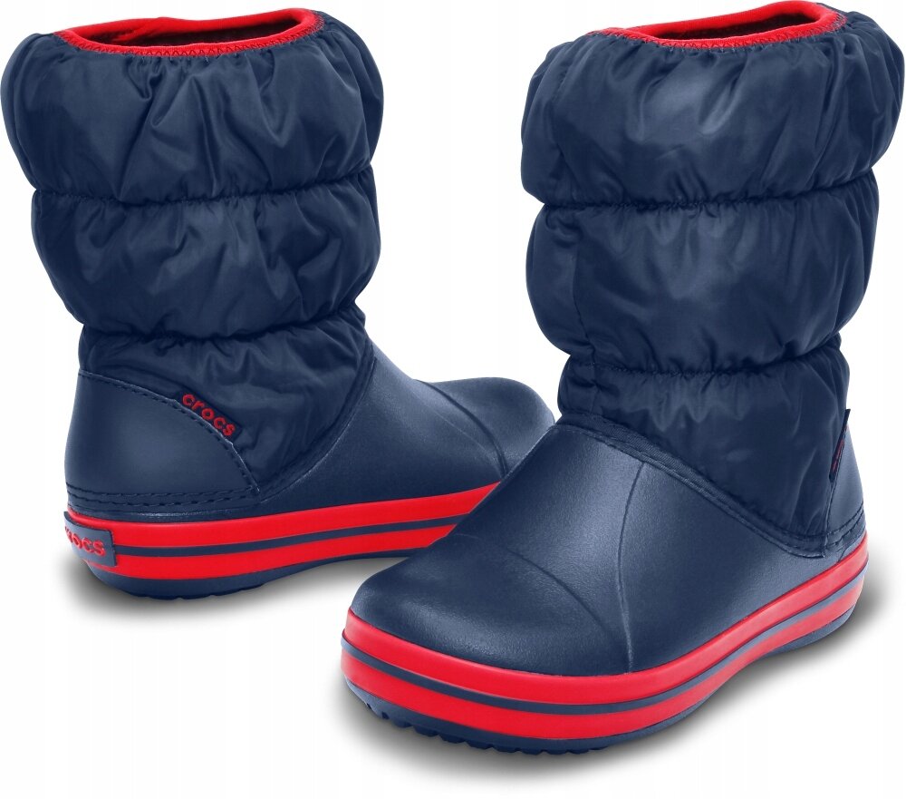 Na obrazie widoczne są dziecięce ocieplane buty zimowe w kolorze granatowym z czerwonymi akcentami. Na boku butów znajduje się logo \'crocs\'.