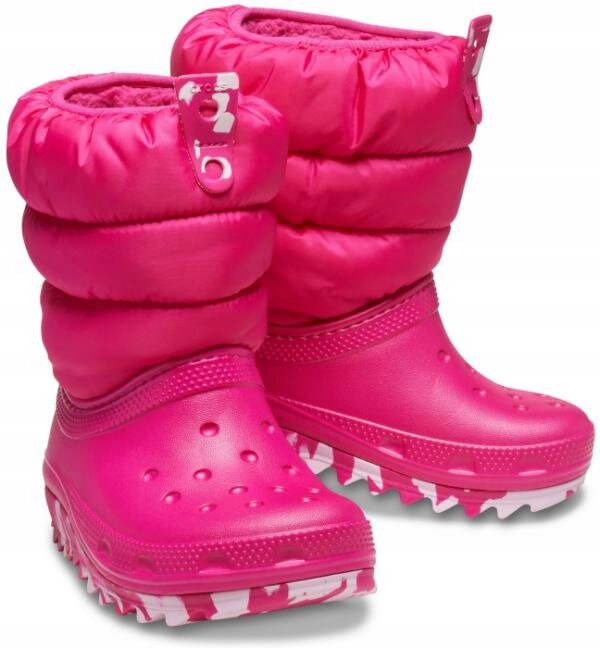 Różowe dziecięce ocieplane buty zimowe z grubą, pikowaną cholewką i białą podeszwą z ząbkowanym wzorem. Na cholewce widoczne jest logo \'crocs\'.