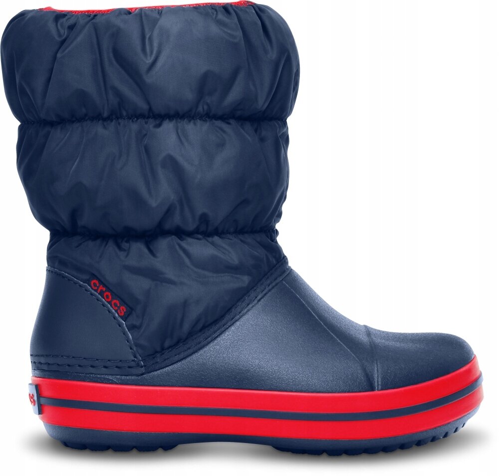 Na zdjęciu widoczne są dziecięce ocieplane buty zimowe w kolorze granatowym z czerwonymi akcentami. Na boku buta znajduje się logo \'crocs\'.