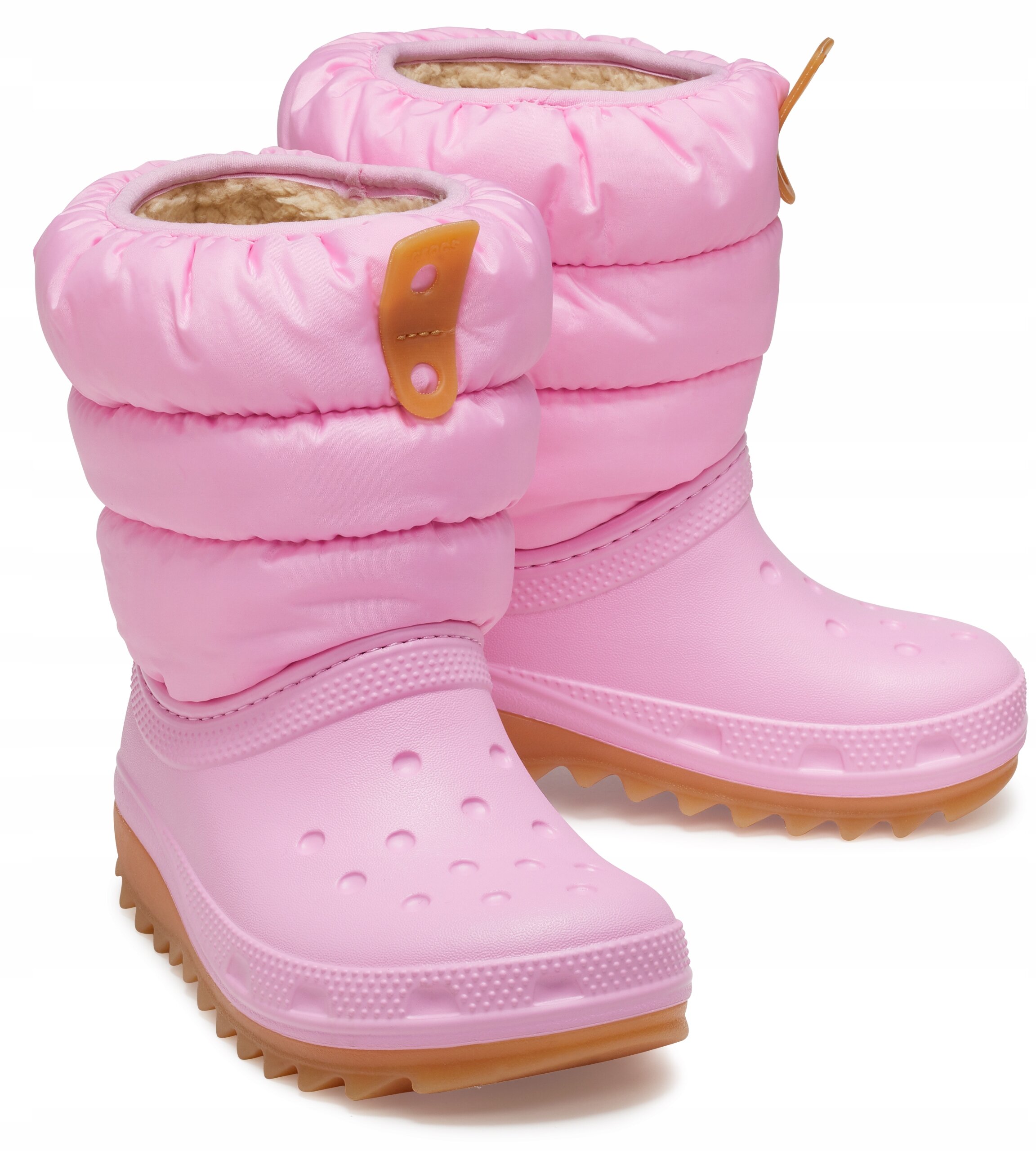 Różowe dziecięce buty zimowe z grubą, pikowaną cholewką i brązową podeszwą. Wnętrze butów wyściełane jest jasnym, miękkim materiałem.