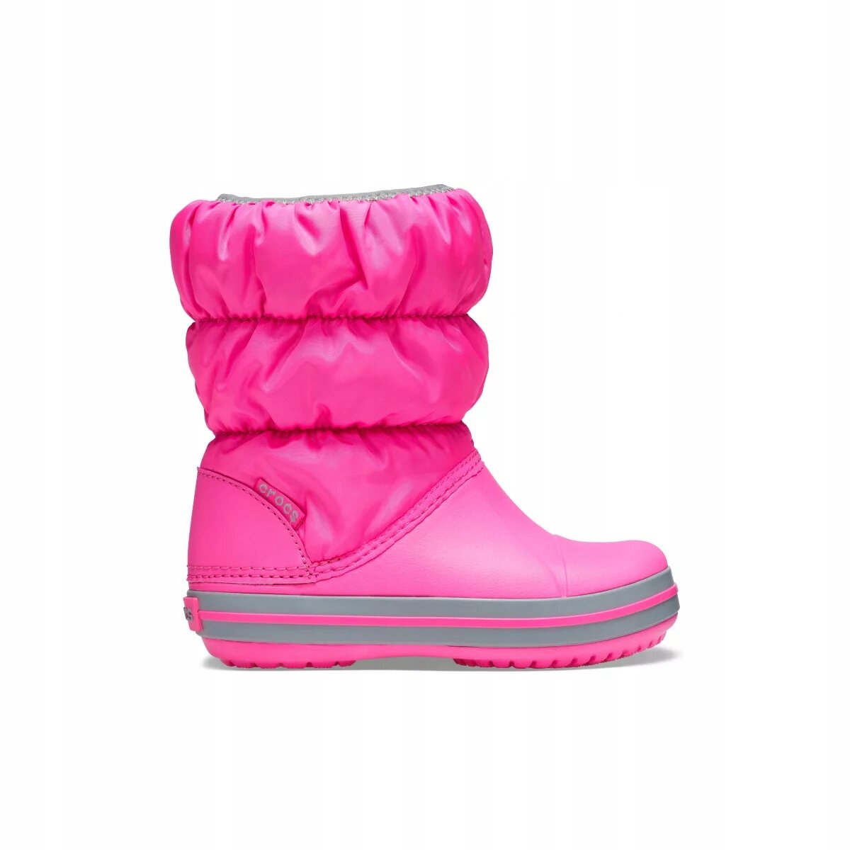 Różowy dziecięcy but zimowy z wysoką, pikowaną cholewką i szarymi paskami na podeszwie. Na boku widoczne jest logo \'Crocs\'.