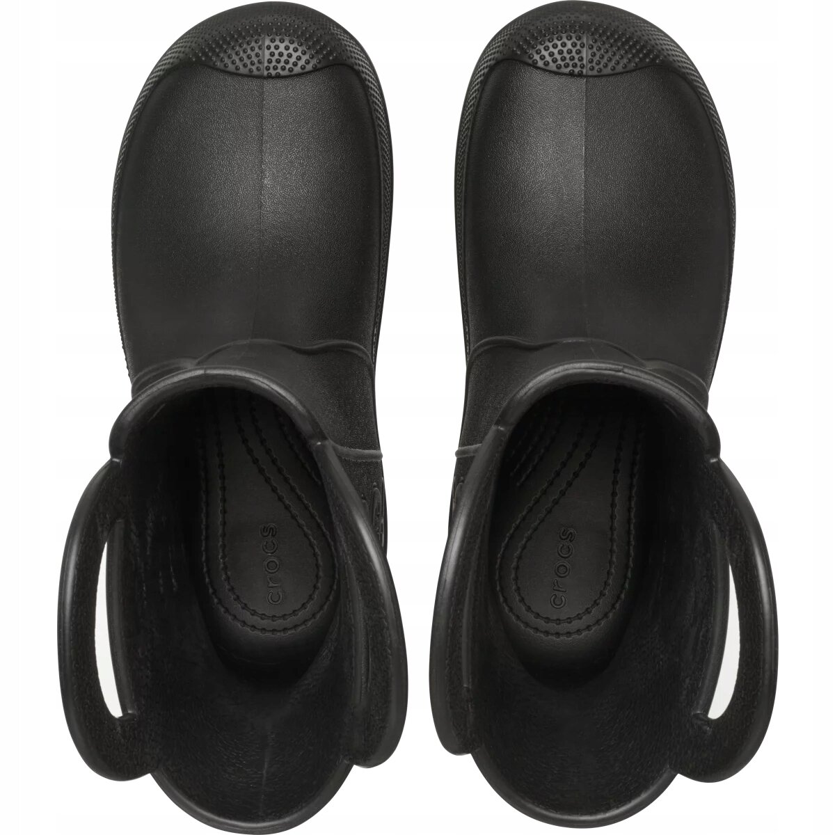 Para czarnych kaloszy z uchwytami po bokach, widziana z góry. Wewnątrz widoczny jest napis \'crocs\'.