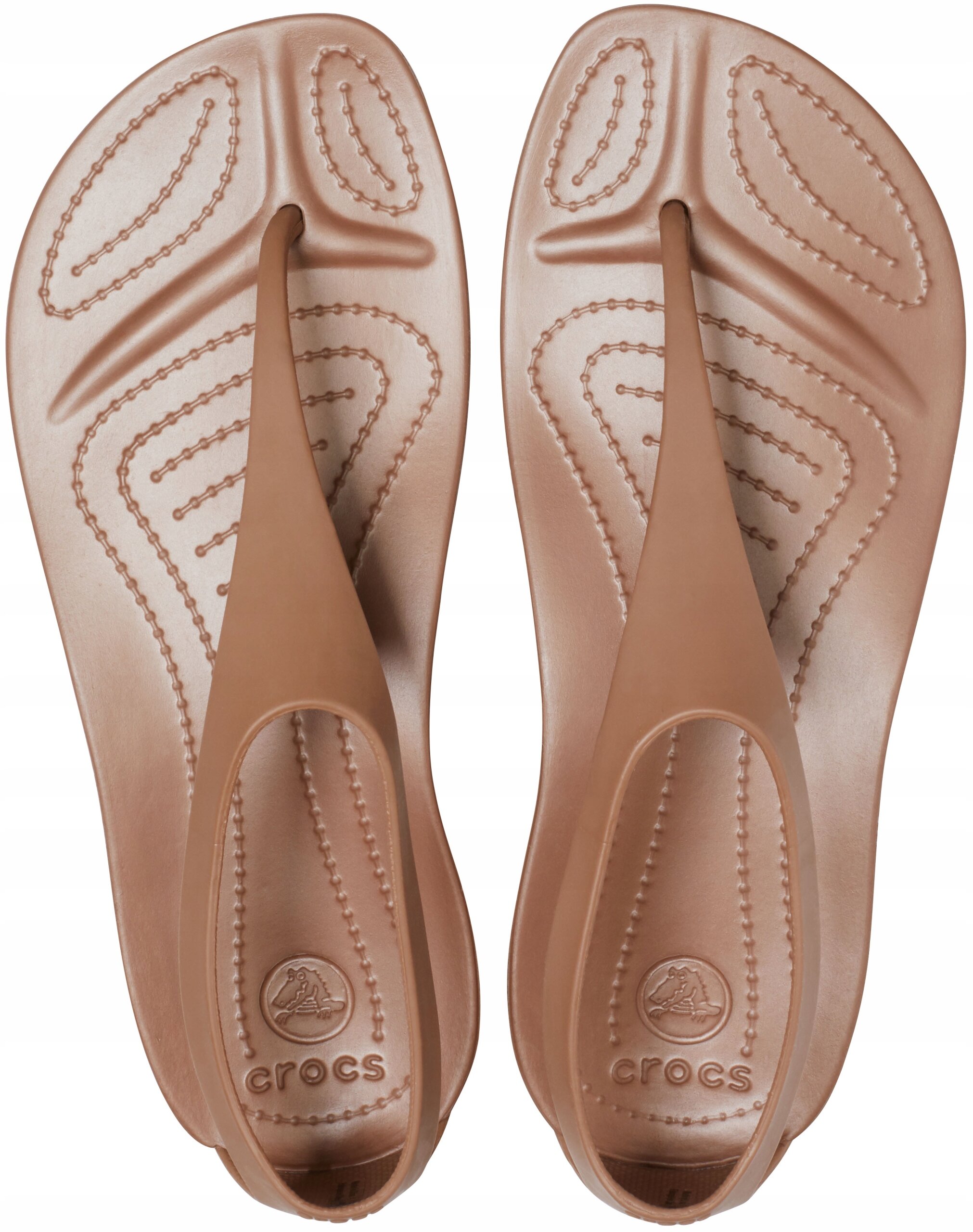 Para brązowych japonek z logo \'crocs\' na wkładce, posiadających wyprofilowaną podeszwę z wypustkami.