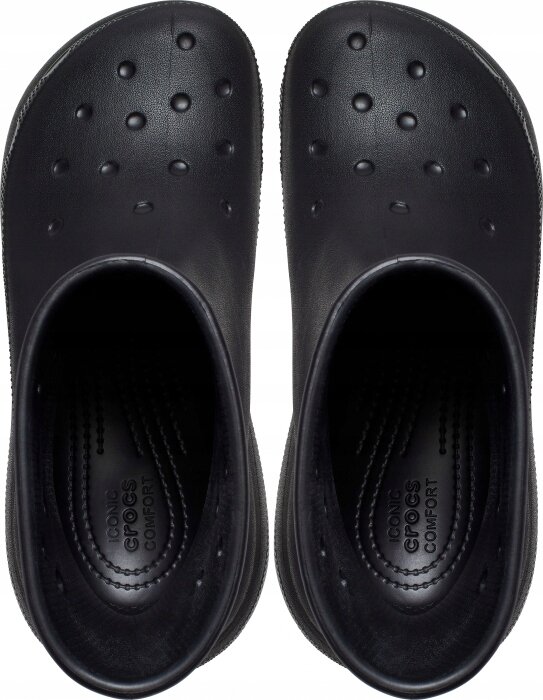 Czarne, krótkie kalosze z otworami na górze. Wewnątrz widoczny napis: \'ICONIC CROCS COMFORT\'.