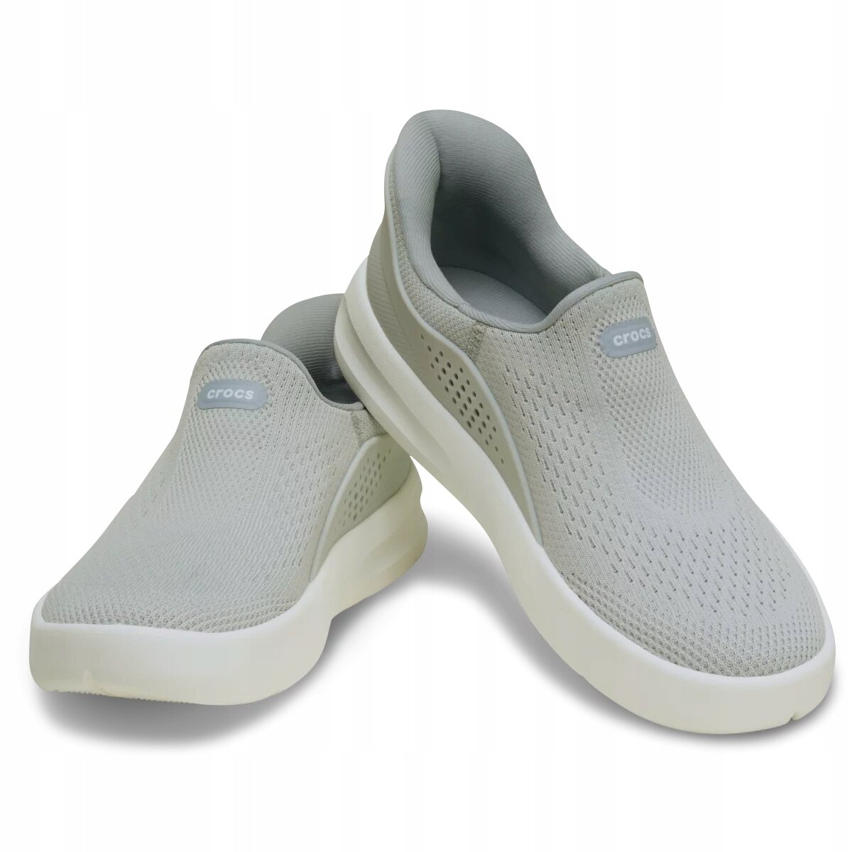 Para szarych butów sportowych typu slip-on z widocznym logo \'crocs\' na górnej części. Buty mają perforowaną powierzchnię i białą podeszwę.