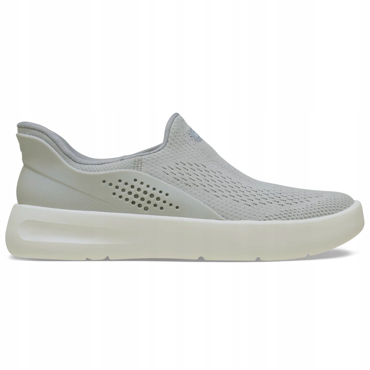 Jasnoszare buty sportowe typu slip-on z perforowaną cholewką i grubą, białą podeszwą. Na cholewce widoczne są drobne otwory wentylacyjne oraz logo producenta.