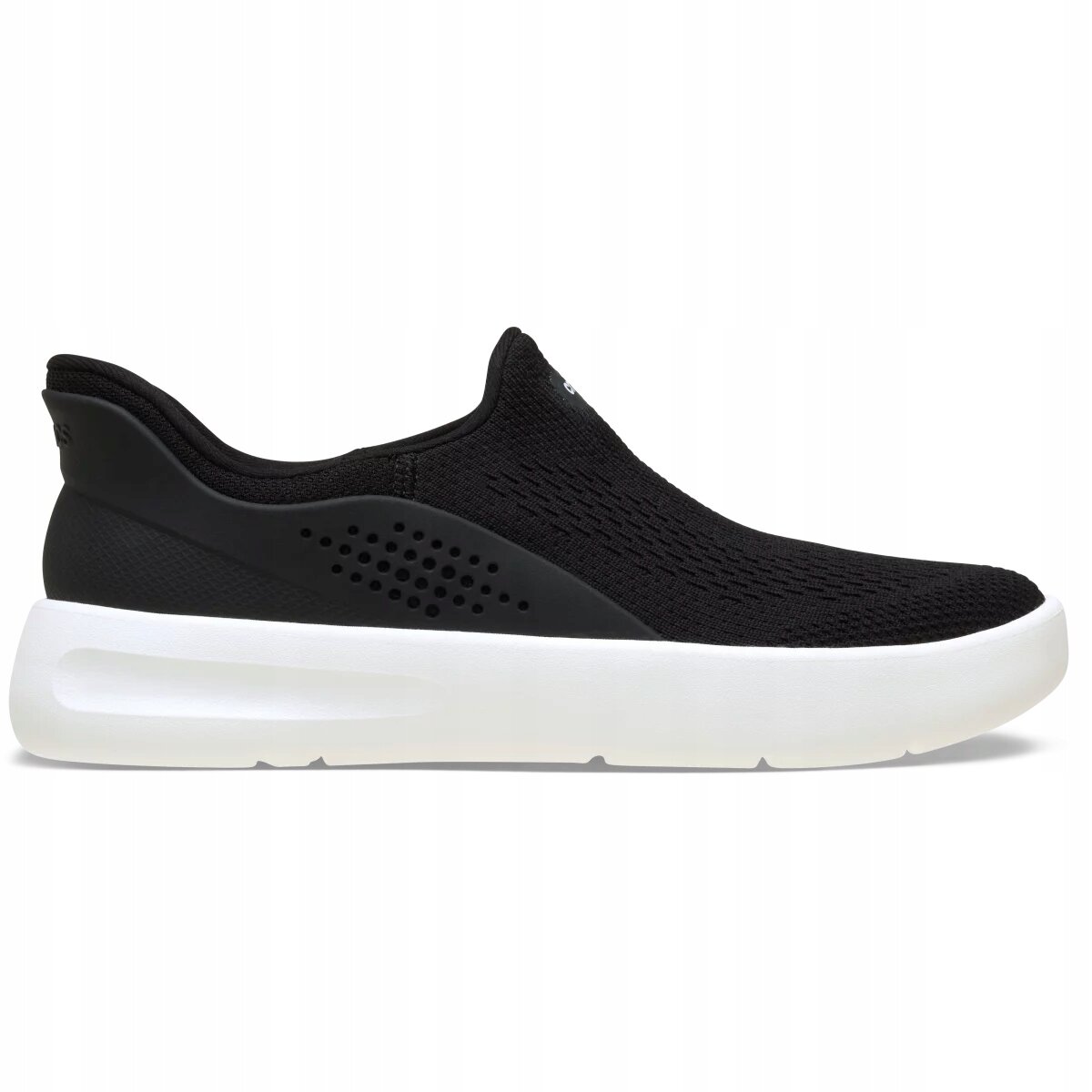 Czarne buty sportowe typu slip-on z białą podeszwą. Na cholewce widoczne są perforacje oraz logo \'Crocs\'.