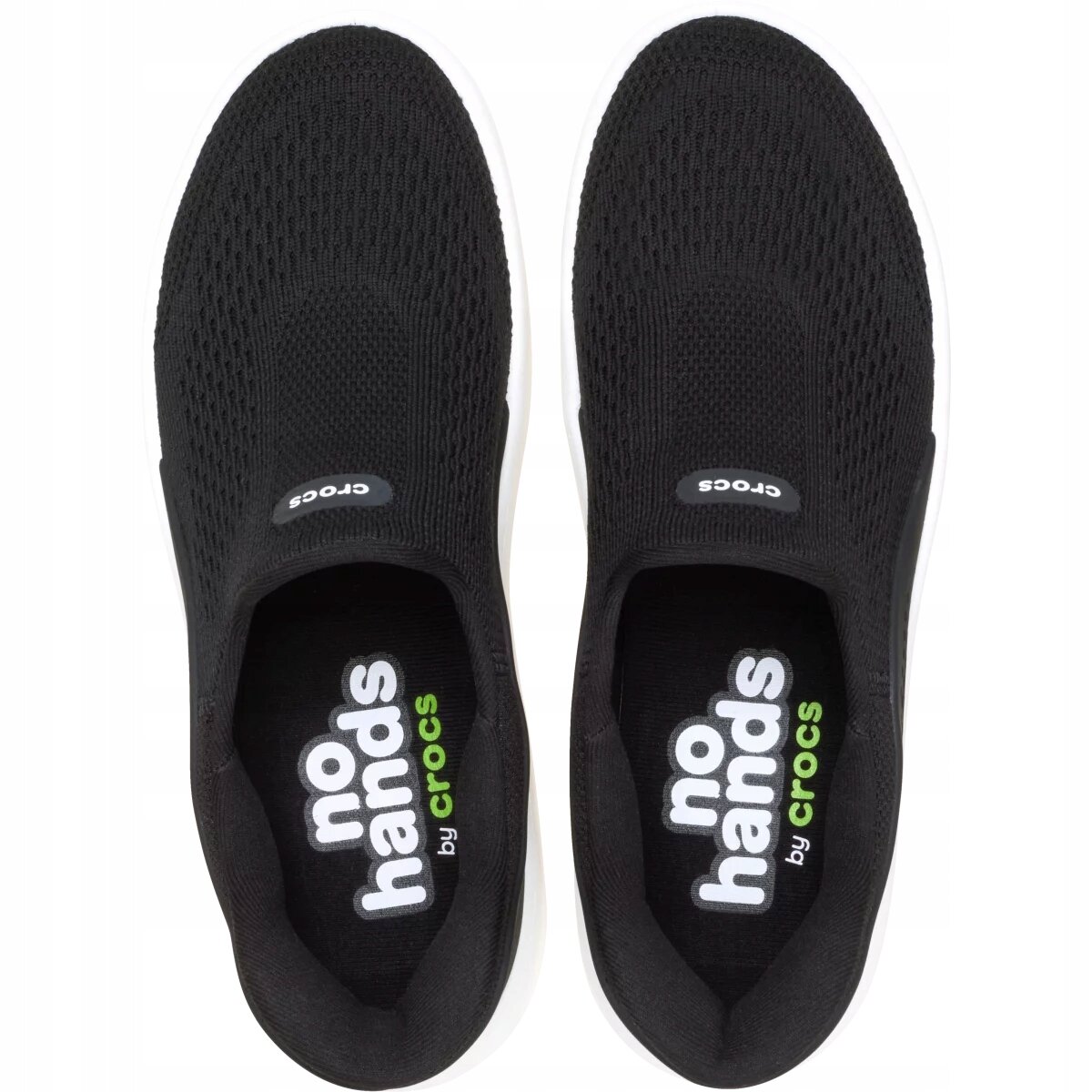 Czarne buty sportowe typu slip-on z siateczkowym wzorem na wierzchu. Wewnątrz widoczny napis \'no hands by crocs\'.