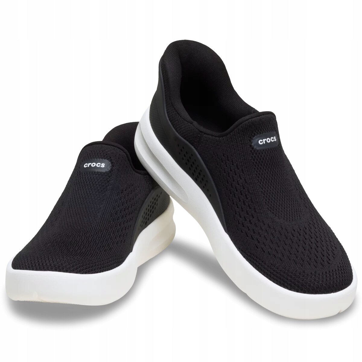 Czarne buty sportowe typu slip-on z białą podeszwą, z widocznym logo \'crocs\' na górnej części. Buty mają perforowaną powierzchnię dla lepszej wentylacji.