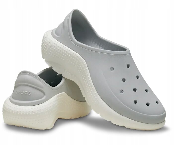Na obrazie widoczne są szare buty sportowe typu wsuwane z otworami na górze i białą podeszwą. Na pięcie jednego z butów znajduje się napis \'crocs\'.