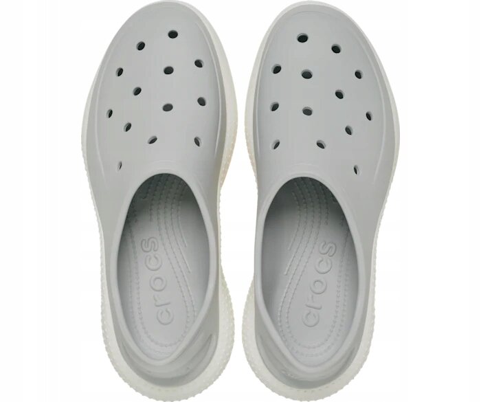 Para szarych, wsuwanych butów sportowych z otworami na górze. Wnętrze butów ma napis \'CROCS\'.