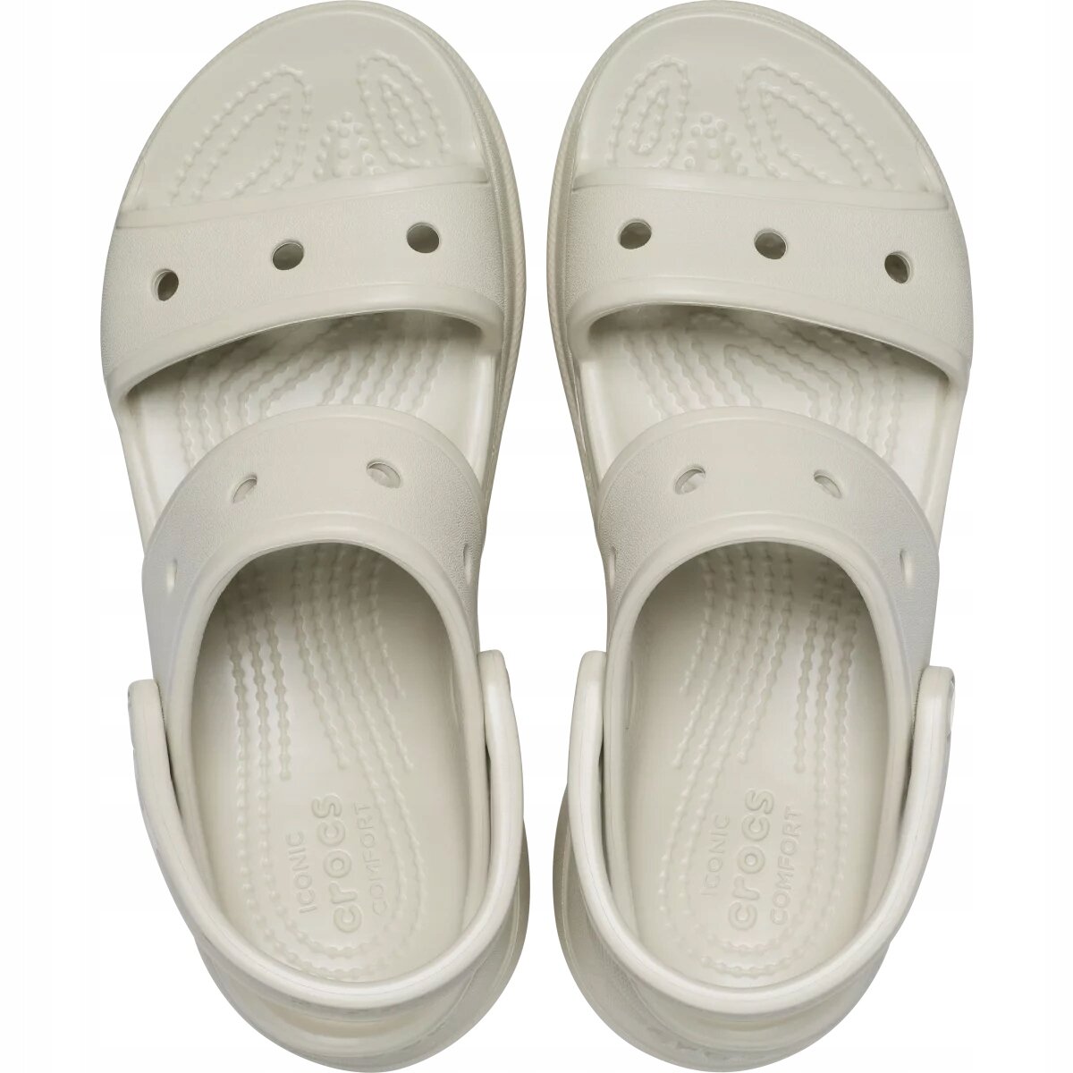 Para białych sandałów z otworami na paskach i tekstem \'ICONIC crocs COMFORT\' na wkładce. Sandały mają podwyższoną platformę i zakrzywiony pasek na pięcie.