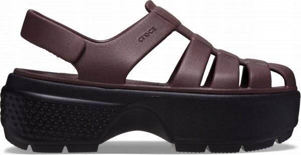 Brązowe sandały na platformie z paskami i logo \'crocs\' na jednym z pasków. Podeszwa jest czarna i ma teksturowaną powierzchnię.