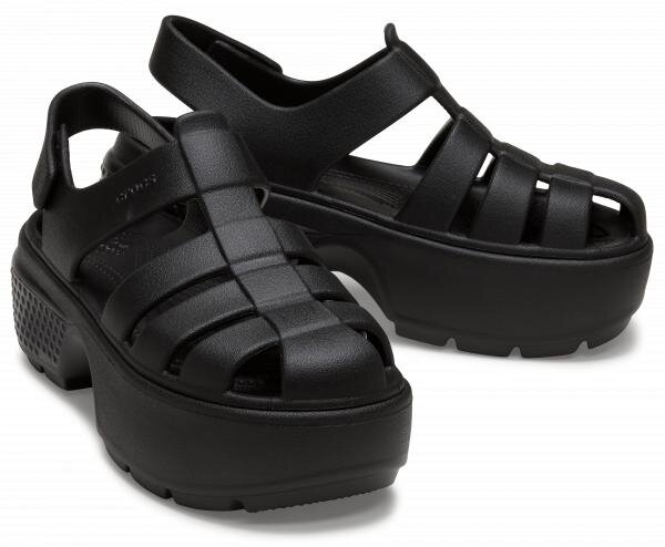 Czarne sandały na platformie z paskami i zapięciem na rzep. Widoczne logo \'Crocs\' na jednym z pasków.