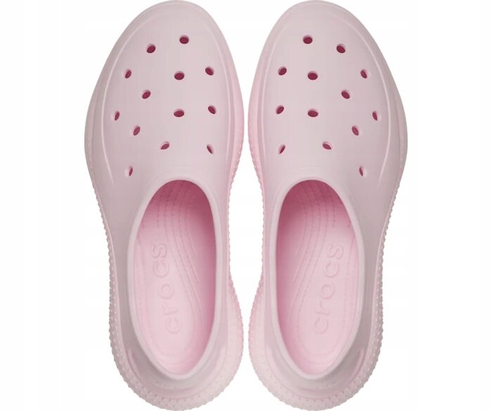 Para różowych, wsuwanych butów sportowych z otworami na górze. Wnętrze butów ma wytłoczony napis \'crocs\'.