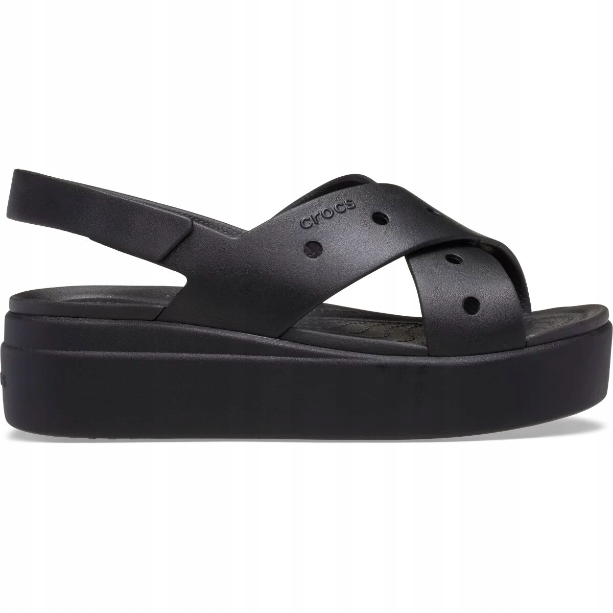Czarne sandały z grubą podeszwą i krzyżującymi się paskami, z widocznym napisem \'Crocs\'.