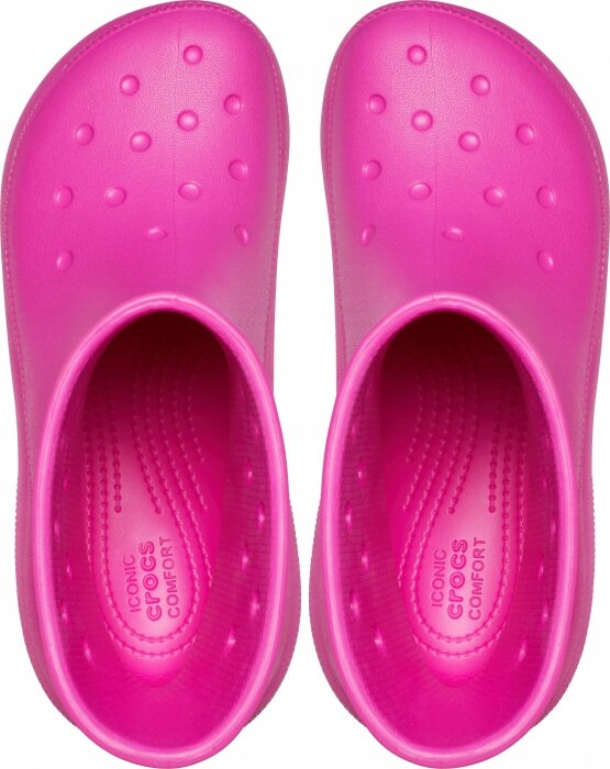 Para różowych kaloszy z widocznymi wypustkami na powierzchni. Wewnątrz napis: \'ICONIC CROCS COMFORT\'.