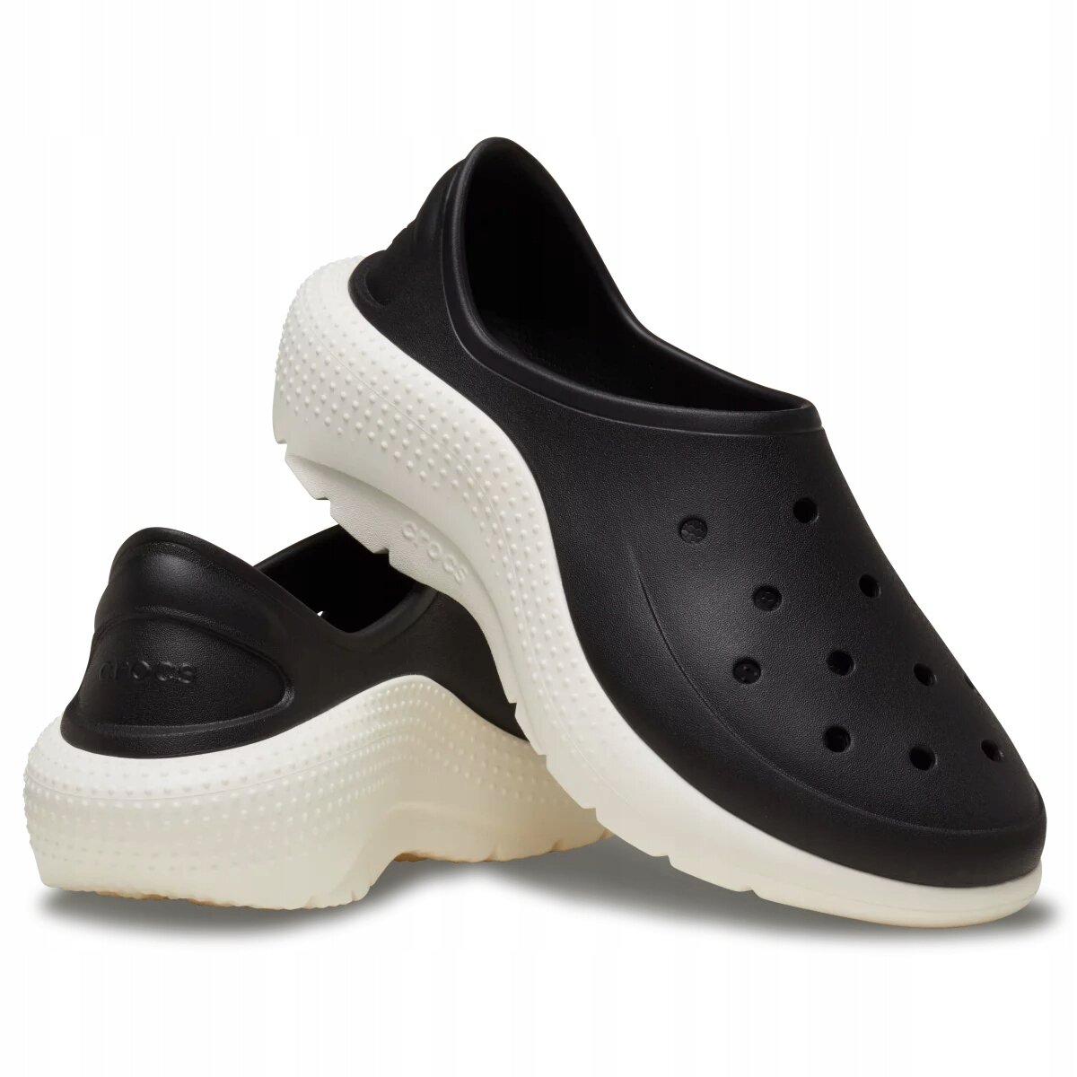Czarne wsuwane buty sportowe z białą podeszwą, posiadające otwory wentylacyjne na górze. Na boku widoczne jest logo \'crocs\'.
