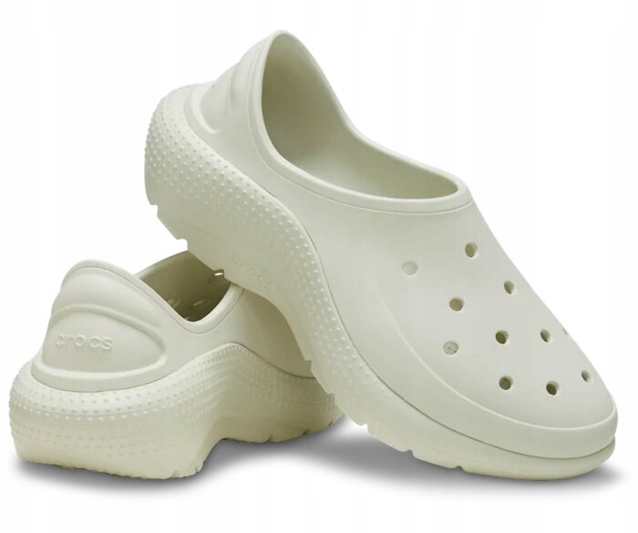 Para białych, wsuwanych butów sportowych z otworami na górze i teksturą na podeszwie. Na pięcie widoczne jest logo \'crocs\'.