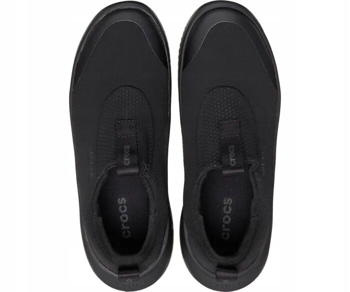 Para czarnych butów sportowych typu slip-on z widocznym logo \'crocs\' na wkładkach. Buty mają gładką powierzchnię z perforowanymi detalami na górze.