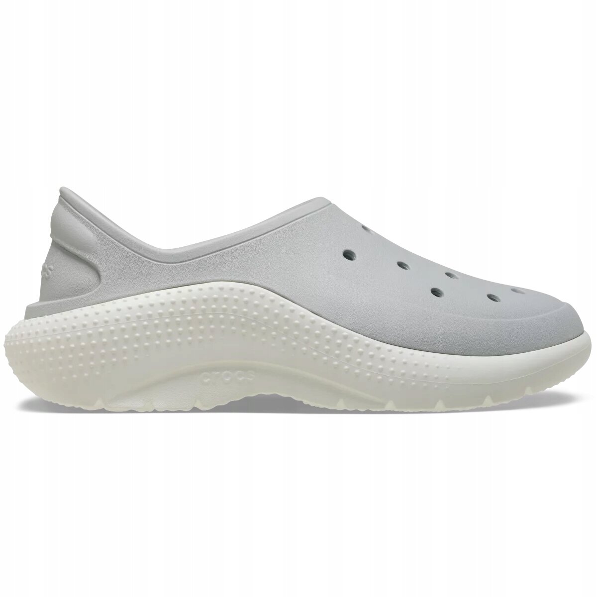 Szare, wsuwane buty sportowe z otworami wentylacyjnymi na górze i teksturowaną podeszwą. Na boku podeszwy widoczne jest logo \'crocs\'.