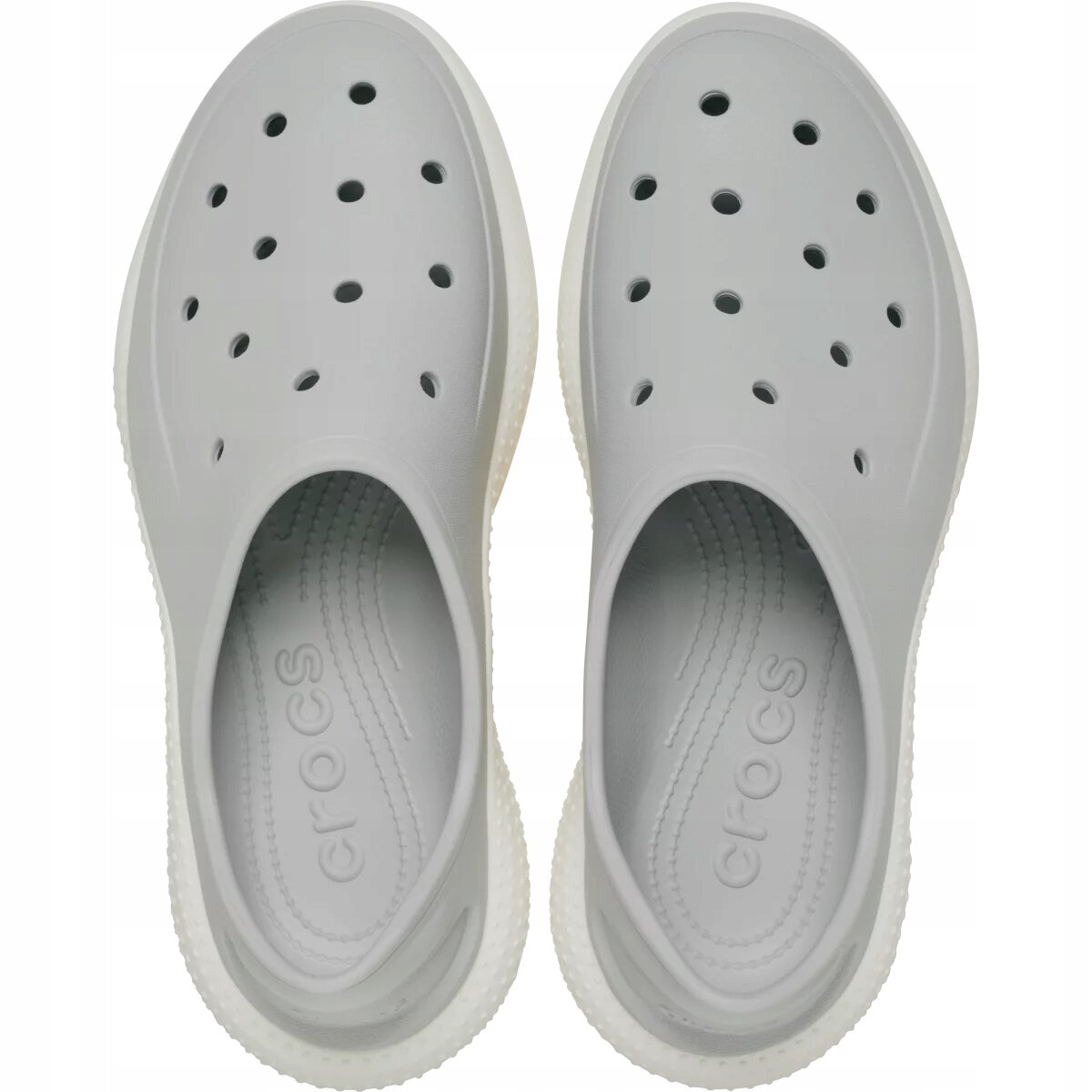 Para szarych, wsuwanych butów sportowych z otworami na górze. Na wkładce widoczny jest napis \'crocs\'.