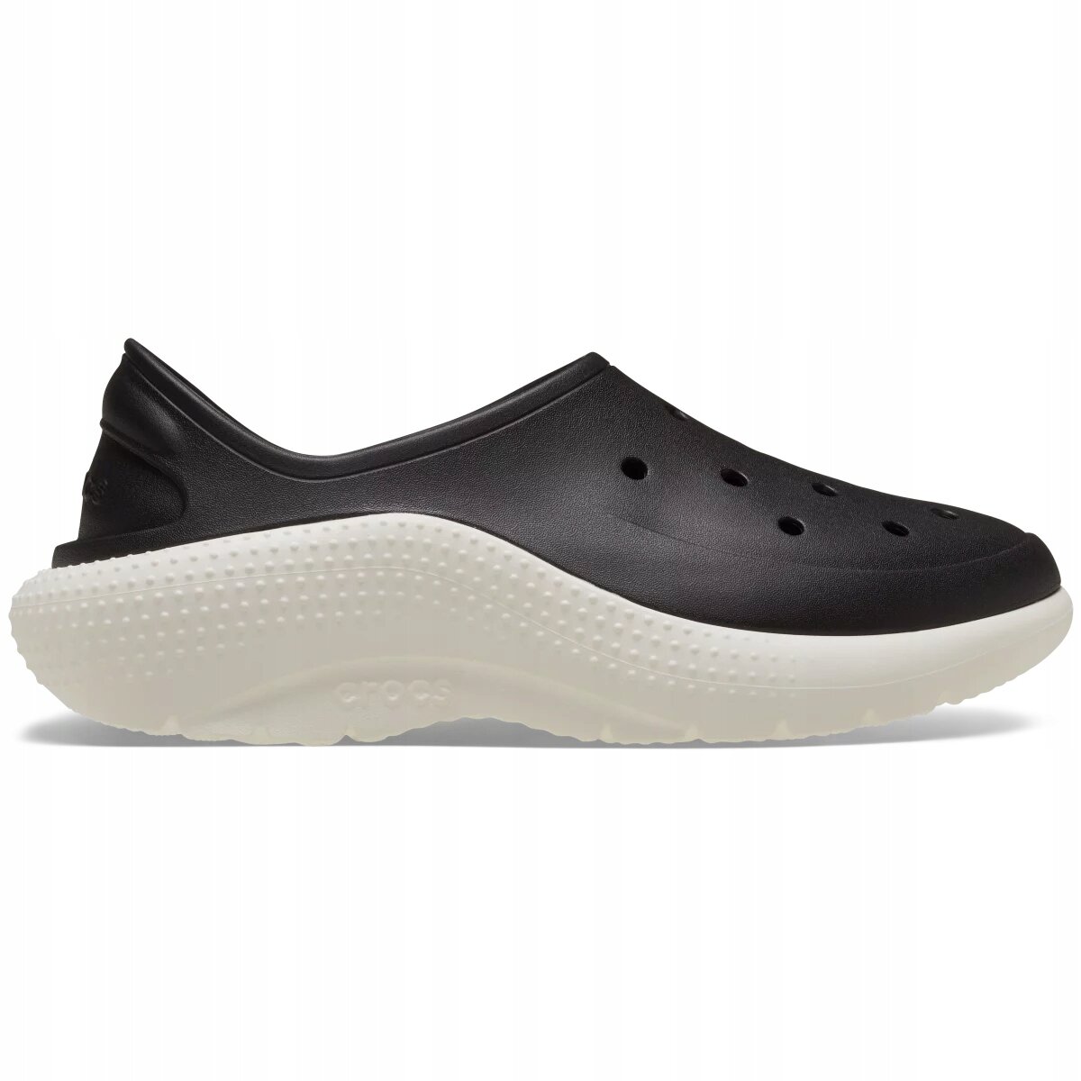 Czarne, wsuwane buty sportowe z perforacjami na górze i białą, teksturowaną podeszwą. Na podeszwie widoczne jest logo \'Crocs\'.