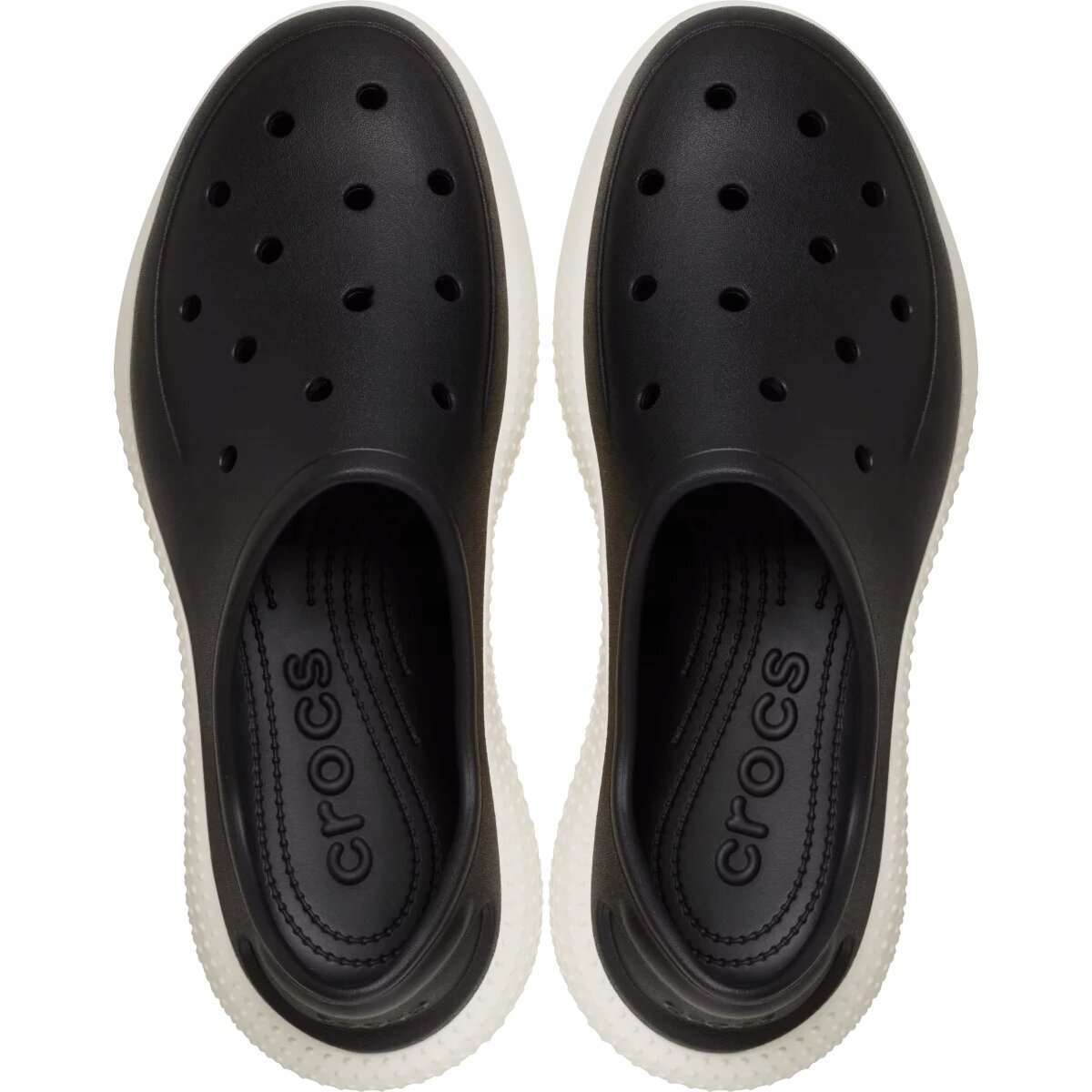 Para czarnych, wsuwanych butów sportowych z dziurkami na górze i białą podeszwą. Wnętrze butów zawiera napis \'CROCS\'.