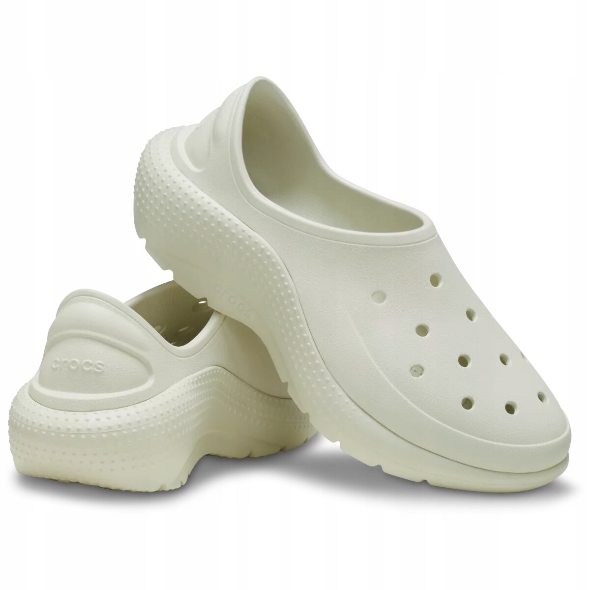 Para białych, wsuwanych butów sportowych z otworami wentylacyjnymi na górze. Na pięcie widoczne jest logo \'crocs\'.